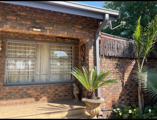 4 BEDROOM HOUSE FOR SALE IN VANDERBIJLPARK SE 4